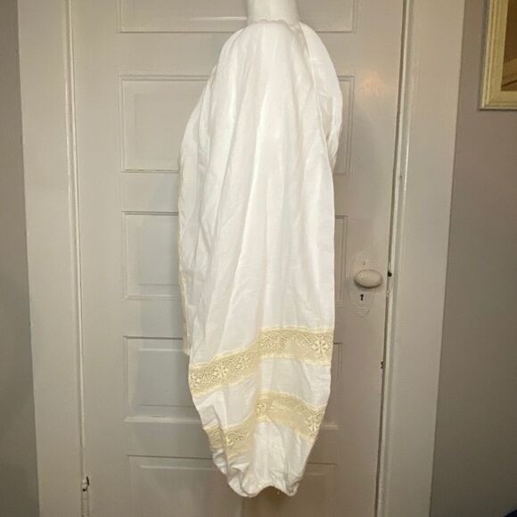 BCBGMaxAzria White w Cream Lace Detail Bell Sleeve - Picture 4 of 11